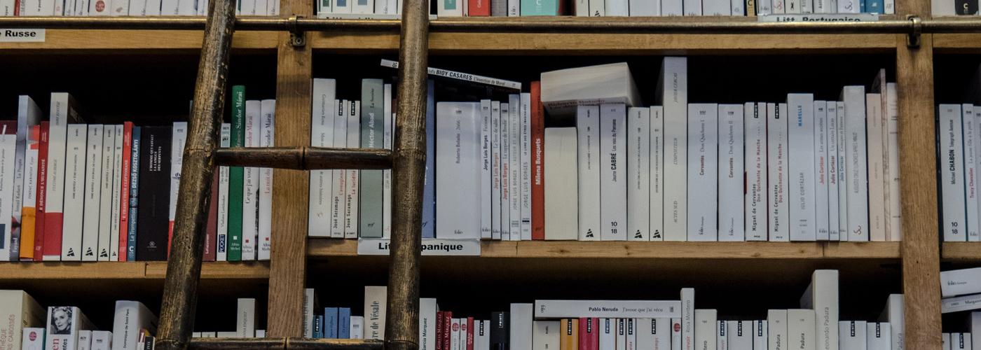 Bücherregal